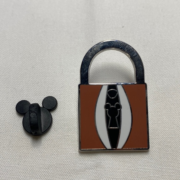 Disney Other - Disney pin limited release chip lock